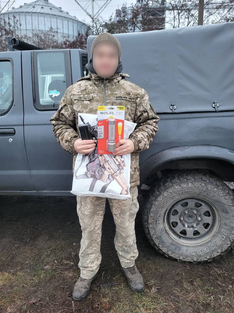 Подарунки від колективу Charge2Go військовослужбовцям 96-ої зенітної ракетної Київської бригади стануть їм у нагоді під час несення служби