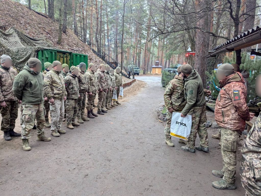 Воїни 96-ої зенітної ракетної Київської бригади отримують подарунки від колективу Charge2Go