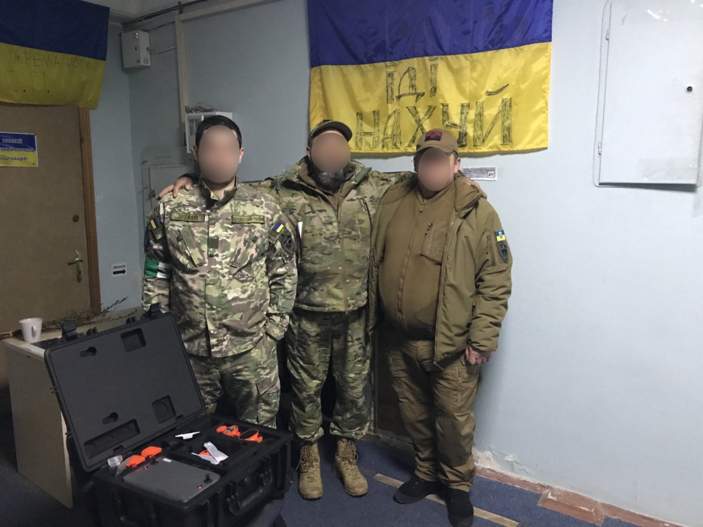 Військовослужбовці 11 окремого батальйону спеціального призначення ЗСУ радо приймають у подарунок квадрокоптер Autel EVO II Dual Rugged Bundle (640T)