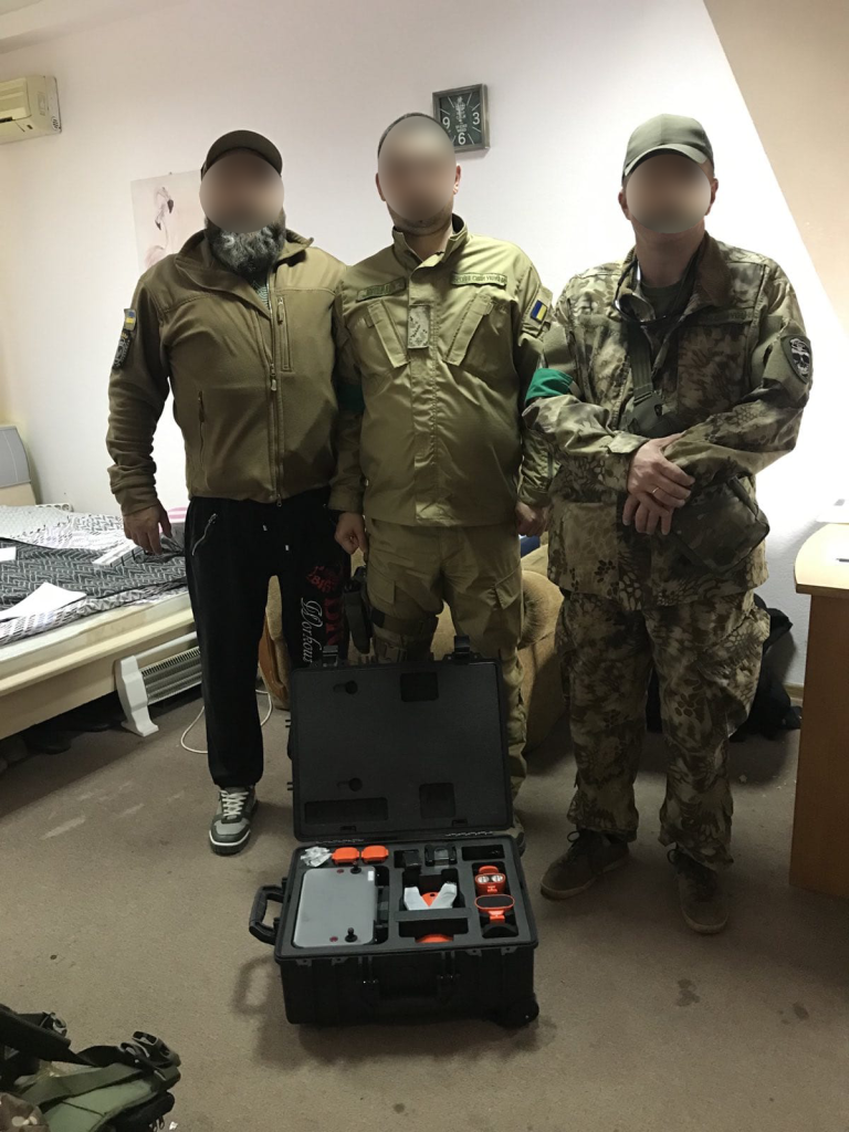 Воїни 11 окремого батальйону спеціального призначення Збройних сил України з дроном, придбаним для них меценатами