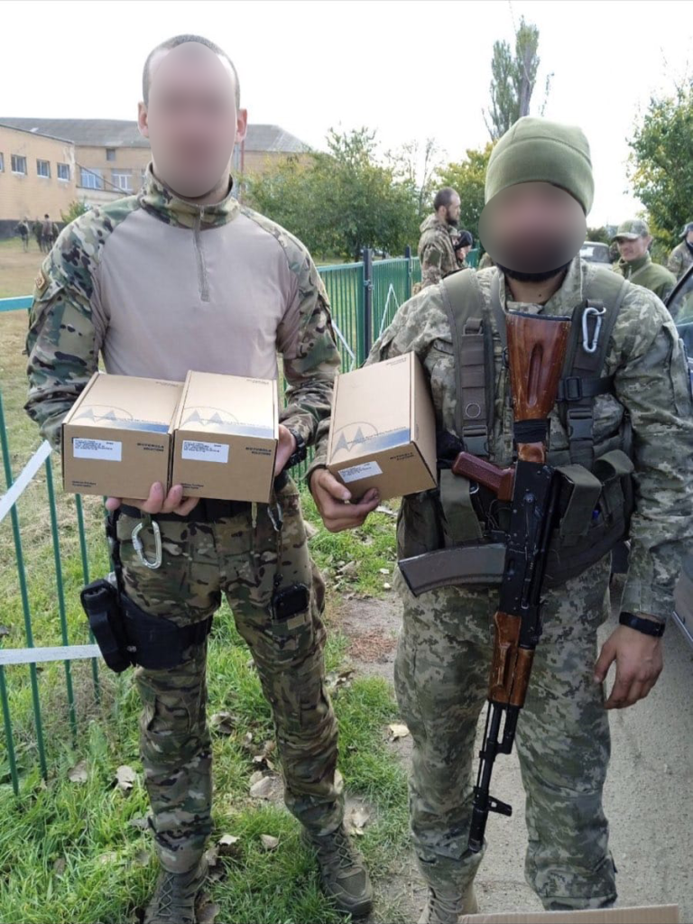 Військовослужбовці ЗСУ тримають рації MOTOROLA DP4800, які надали меценати